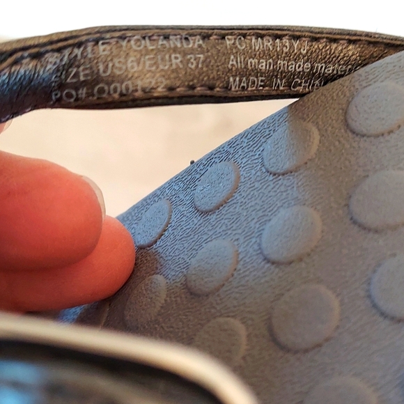 Orthaheel Gray Metallic Thong Sandals with Silver-tone Accents US 6/EUR 37 - Picture 4 of 8